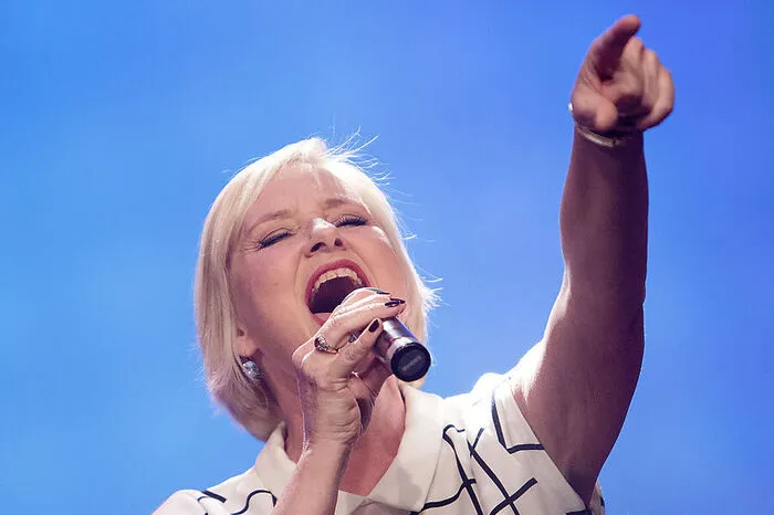 „Es geht was weiter“, sagt Elisabeth „Lizzi“ Engstler zum Thema Neujahrsvorsätze 2019. Die Moderatorin, Musicaldarstellerin und Sängerin hat sich vorgenommen, heuer mehr auf ihr Herz und ihr Bauchgefühl zu hören und endlich wieder Musik zu machen: „Das mit dem Bauch wird immer besser und besser. Und das mit der Musik habe ich jetzt schon einmal fix gemacht.“ Am 18. Juli tritt sie unter dem Titel „Lizzi &amp; Elisabeth – Ein Solo für zwei!“ auf der Rosenburg in Niederösterreich auf – es wird ihr erster Soloabend mit viel Musik.