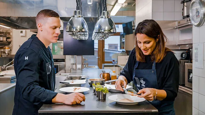 5-Hauben-Koch Benjamin Parth mit Lisa Gadenstätter in seiner Küche im Restaurant Stüva in Ischgl