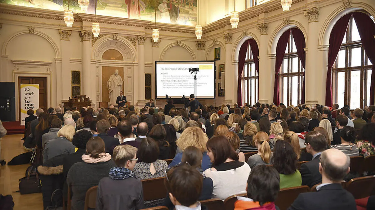 vollbesetzte Aula an der Uni Graz