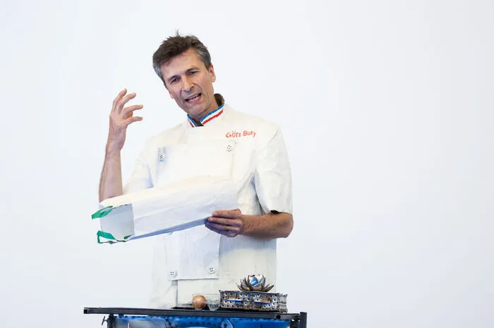 Bury erklärte dabei als Double des französischen Starkochs Paul Bocuse...