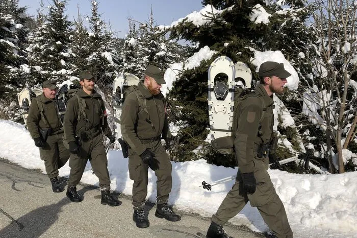 Unterdessen sind mehrere Fußpatrouillen entlang des Grenzpanoramawegs unterwegs.