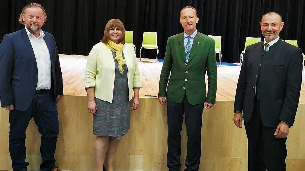 Vizebürgermeister Peter Harrer, Bürgermeisterin Eva Karrer, Bezirkshauptmann Rüdiger Taus und der zweite Vizebürgermeister Werner Berghofer