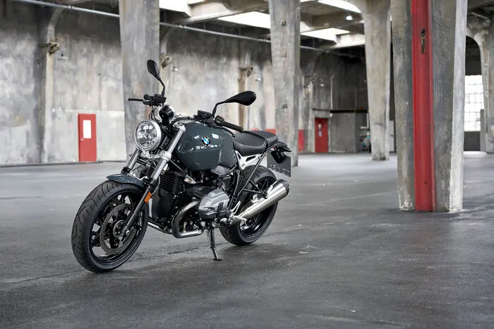 Die R nineT Pure verkörpert den puristischen, klassischen Roadster in Reinkultur. Das Design baut auf dem Mix aus klassischen und modernen Stilelementen des Motorradbaus, kombiniert mit hochwertigen Details, wie etwa den Fußrasten und Gabelbrücken aus geschmiedetem, eloxiertem Aluminium.