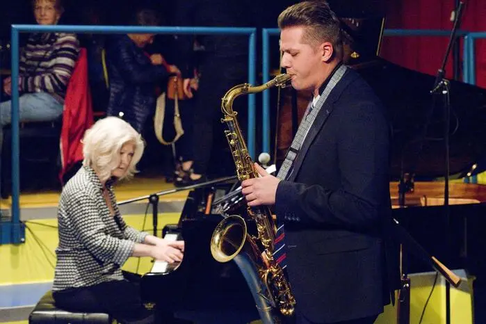Mit der amerikanischen Pianistin und Sängerin Dena DeRose am Klavier, Morten Ramsbøl am Bass und Oleg Markov am Schlagzeug wurde ein musikalischer Ohrenschmaus der Sonderklasse geboten.