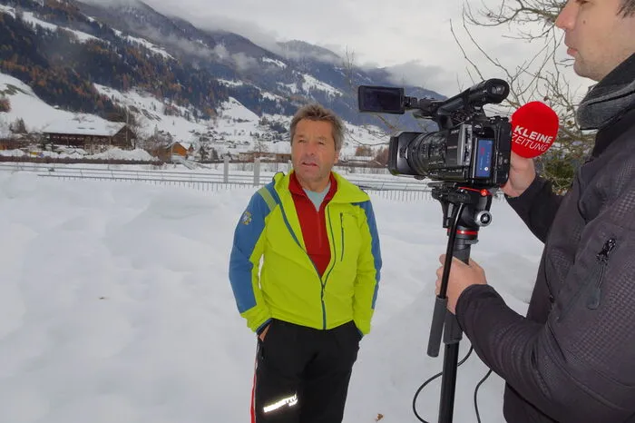 Andreas Walcher vom Videoteam der Kleinen Zeitung interviewt den erfahrenen Großkirchheimer Bergführer Peter Zirknitzer.