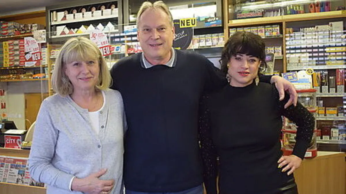 Ewald Aichern (Mitte) mit seiner Frau Michaela (links) und Mitarbeiterin Melanie Habich 