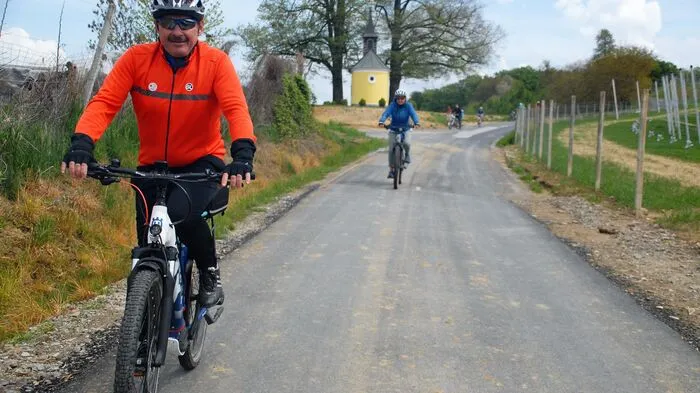 Groß und Klein waren mit ihren Radln auf der Apfelblütentour unterwegs.