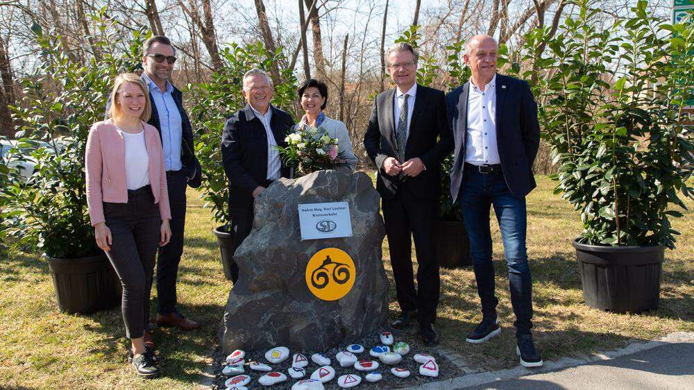 Bürgermeister Karl Lautner mit Gratulanten bei &quot;seinem&quot; Kreisverkehr