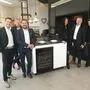 Bei der Eröffnung in Wolfsberg: Gernot Kokal und Paul Kral, dahinter Manfred Wadl (links im Bild) und das Wolfsberger Team bestehend aus Birgit Holzbauer, Josef Pasterk und Betina Trettenbrein (von links)