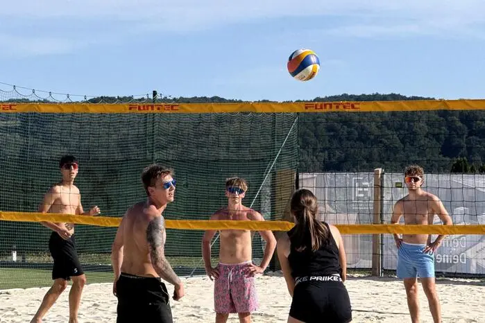 Es gab ein buntes Programm mit Beachvolleyballturnier, Hupfburg, Basteln mit der Lebenshilfe, Cocktailbar oder Grillspezialitäten.