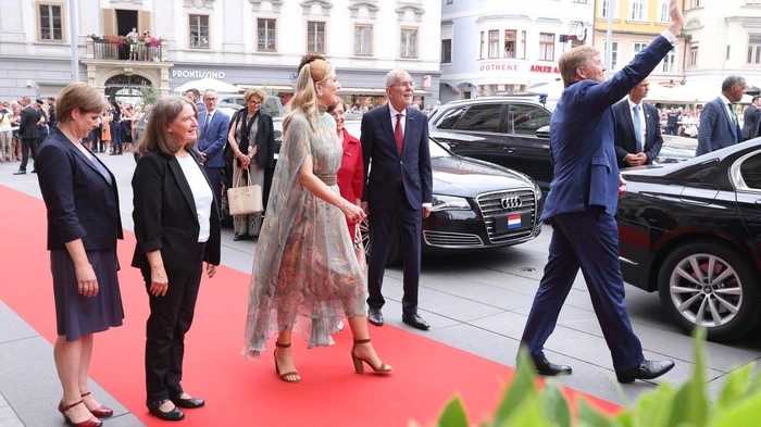 Gegen Mittag hatten sich zahlreiche Neugierige am Grazer Hauptplatz eingefunden, die einen Blick auf das niederländische Königspaar werfen wollten.