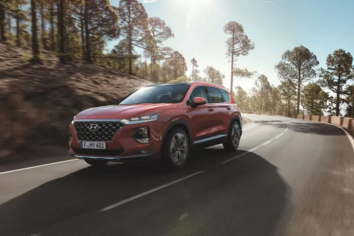 Der Genfer Autosalon ist die Bühne, auf der Hyundai die vierte Auflage des Santa Fe vorstellt. Natürlich trägt er das Markengesicht, den so genannten Cascading-Kühlergrill. Das Scheinwerfersystem teilt sich in oben liegende LED-Tagfahrlichter und darunter platzierte Frontscheinwerfer auf. Der farblich abgesetzte Unterfahrschutz an der Front unterstreicht den SUV-Charakter.