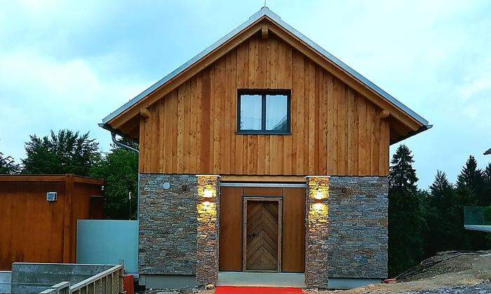 Holz, Stein und Metall dominieren auch bei den neuen Häusern, die erst Ende Mai fertiggestellt wurden.