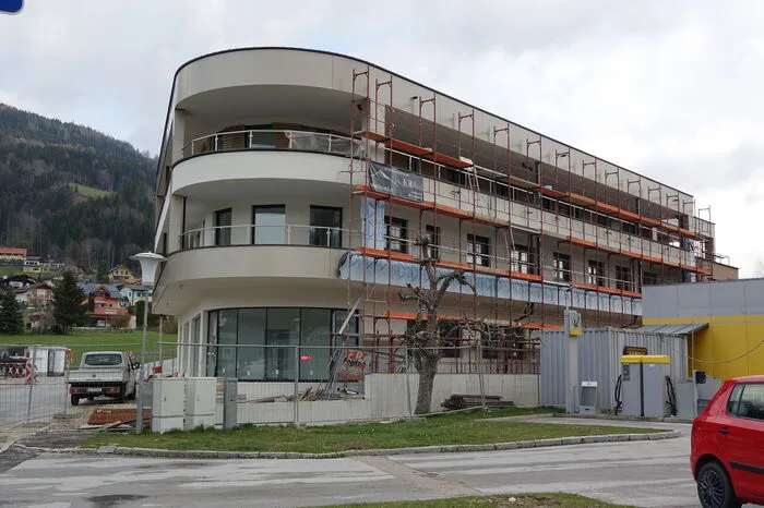 ...hier gegenüber der Polizeistation an der Hauptstraße. Es entstehen sowohl Hauptwohnsitze als auch Zweitwohnsitze, sowie eine Ordination und Geschäftsflächen. Reingruber betont die gute Zusammenarbeit mit dem Bauwerber: "Bei diesem Projekt ist man übereingekommen, auf einen vierten Stock zu verzichten."