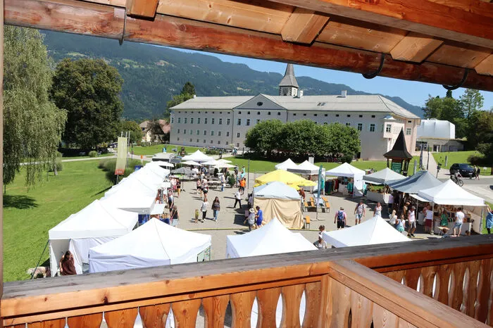 Der internationale Kunsthandwerksmarkt Ossiach empfängt seine Besucher und Besucherinnen vor der atemberaubenden Kulisse von Ossiacher See und Stift Ossiach. An die 130 Ausstellende präsentieren ihre erlesenen Kunstwerke auf dem attraktiven Markt mit südlicher Atmosphäre, der zu einem der größten in Österreich zählt.