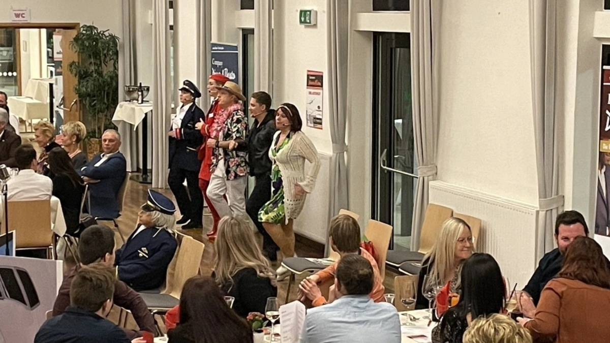 Die Crew bezieht die Gäste in den Krimi mit ein