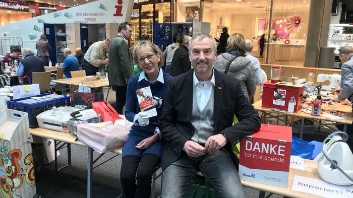 Repair-Cafe-Organisatorin und Vereinsobfrau Renate Schlatter mit Atrio-Manager Richard Oswald