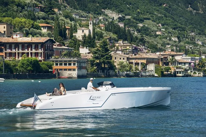 Frauscher 1017. Am paradiesischen, in grüner, mediterraner Vegetation gebetteten Gardasee liegt das Lefay Resort &amp; Spa Lago di Garda. Um die Schönheit des größten See Italiens in vollen Zügen genießen zu können, bietet es Gästen exklusive Fahrten an Bord der resorteigenen Motor-Yacht Frauscher 1017.