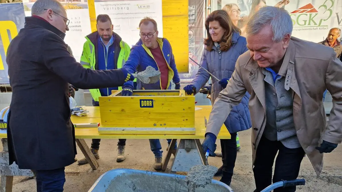 Bürgermeister Bernd Osprian, Vize-Landeshauptmann Anton Lang (beide SPÖ) und Klubobfrau Barbara Riener (ÖVP) legten bei der Grundsteinlegung Hand an