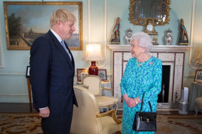 Die britische Königin Elisabeth II. empfing den Tory-Chef Johnson gegen 16 Uhr im Buckingham Palace und erteilte ihm den Auftrag zur Regierungsbildung. Somit war es fix: Boris Johnson ist der 77. Premierminister Großbritanniens - und der 14. der Queen.