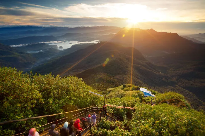 Adam’s Peak, Sri Lanka. Auf diesem Berg, einem wichtigen Pilgerort, befindet sich ein riesiger Fußabdruck. Es herrscht Unklarheit darüber, von wem er stammt. Je nach Religionszugehörigkeit wird vermutet, er stamme von Buddha, Lord Shiva oder Adam. 