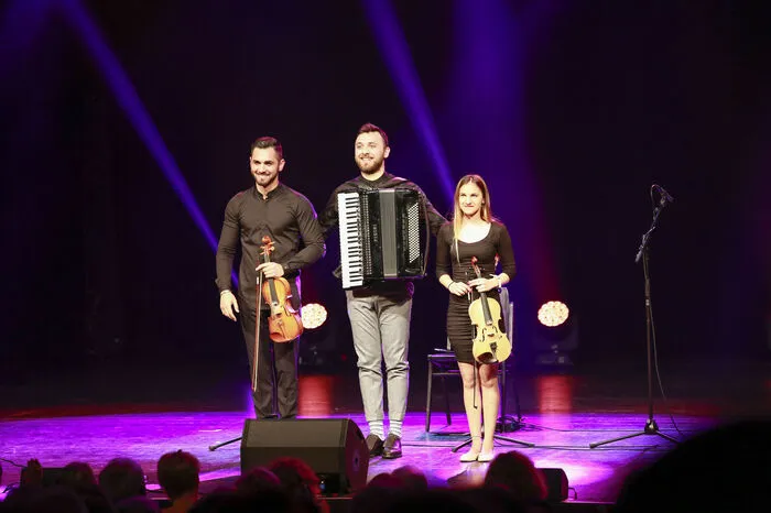 Zwei Geigen und eine Harmonika: Das Trio Piller gab Balkan-Sound vom Feinsten zum Besten.