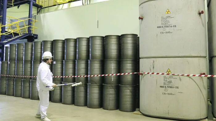 Derzeit berichten Unternehmen weltweit von einer groß angelegten Cyberattacke. Dabei kam es zu massiven Computerproblemen durch Schadsoftware. In Tschernobyl musste die Radioaktivität nach einem Computerausfall manuell gemessen werden.