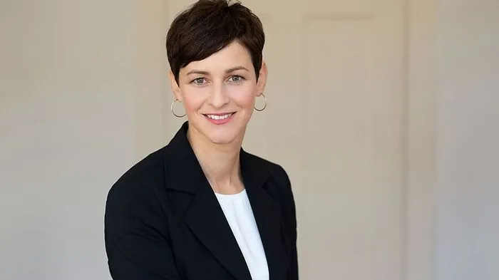 Natalie Grams-Nobmann hat ihren eigenen Glauben an die Homöopathie hinterfragt. Sie sieht in der Homöopathie einen möglichen Einstieg zum Ausstieg aus dem kritischen, dem wissenschaftlichen, dem rationalen Denken.