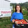Susanne Popp-Kohlweiss in ihrem Erdbeergarten in Feldkirchen