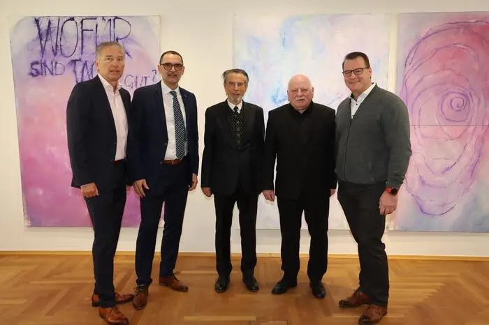 Im Rahmen des Jubiläumsjahres stellt Künstler Franz Cserni (3.v.r) seine Werke aus.  Im Bild mit Altbürgermeister Herbert Weinrauch (4.v.l.), der ebenso wie Cserni am Umbau des Gerberhauses zum Kulturzentrum beteiligt war, Bürgermeister Johann Winkelmaier (1.v.l.), Obmann Karl Hermann (2.v.l.) und Vizebürgermeister Marcus Gordisch (1.v.r.)