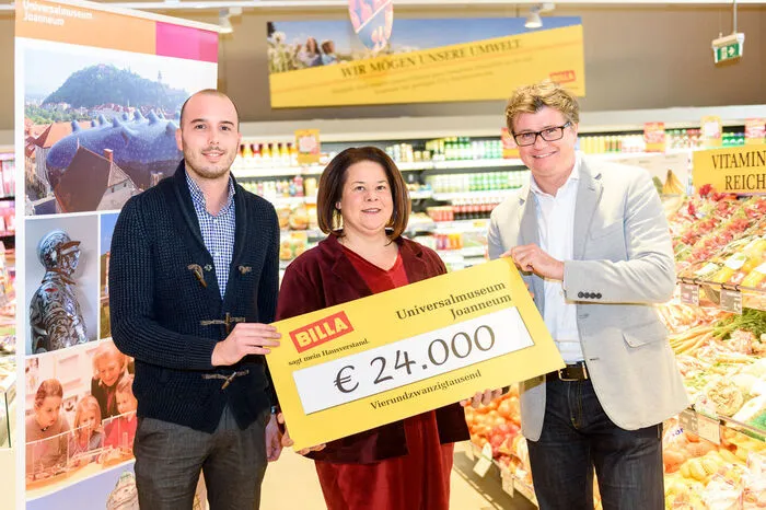 Bei Bauarbeiten für die neue BILLA-Filiale in der südsteirischen Marktgemeinde Wagna wurden mehrere Gräber aus der Römerzeit gefunden. Die Rewe-Group übergab die antiken Funde sowie einen Geldbetrag von 24.000€ an Flavia-Solva-Chefkuratorin Barbara Porod, die die Spende stellvertretend für die Abteilung Archäologie und Münzkabinett des Universalmuseums Joanneum annahm, wo sie fachkundig untersucht und konserviert werden.