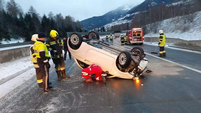 In Rennweg am Katschberg hat sich ein Pkw auf schneenasser Straße überschlagen. Der Lenker konnte sich selbst aus dem Auto befreien