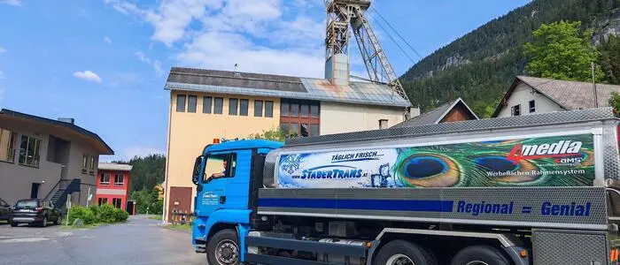Ein Tanklastwagen parkt vor einem Stollen