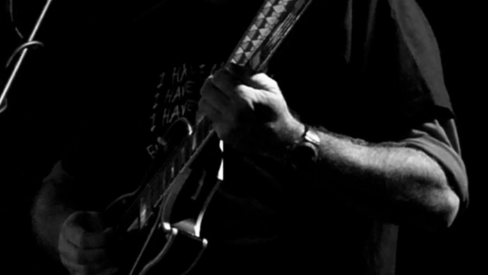 Alessandro Farina kommt aus Rom und ist Musiker und Architekt. Er hat klassische und Jazzgitarre studiert. Er spielt und singt Jazz, Bossa Nova, italienische und internationale Musik.