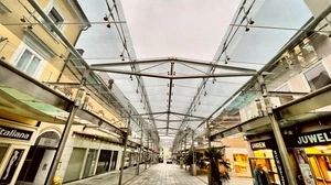 Seit 25 Jahren ist der Platz überdacht, ein Teil der Glasplatten wird jetzt
erneuert