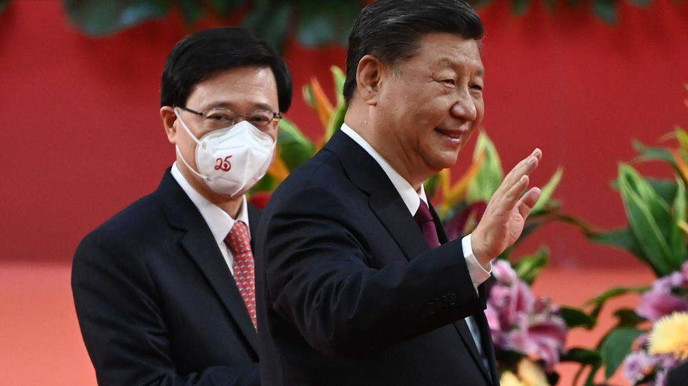 Peking-Statthalter John Lee (links) und Chinas Staats- und Parteichef Xi Jinping. 
