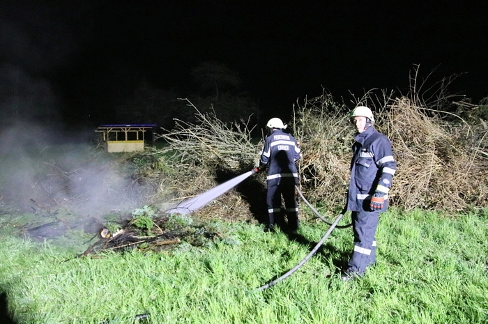 Der Feuerwehreinsatz war nach wenigen Minuten beendet. Somit kann der Osterhaufen von der Landjugend am Karsamstag nach der Auferstehungsfeier endgültig entzündet werden.