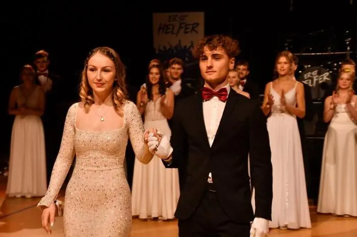 ... die Angehörigen dieser Jugendlichen freuten sich mit vielen weiteren Besuchern über die Vorstellung der Maturantinnen und ihrer Tanzpartner durch die Klassenvorstände Ingrid Unterweger-Diechler und Anita Zangl.