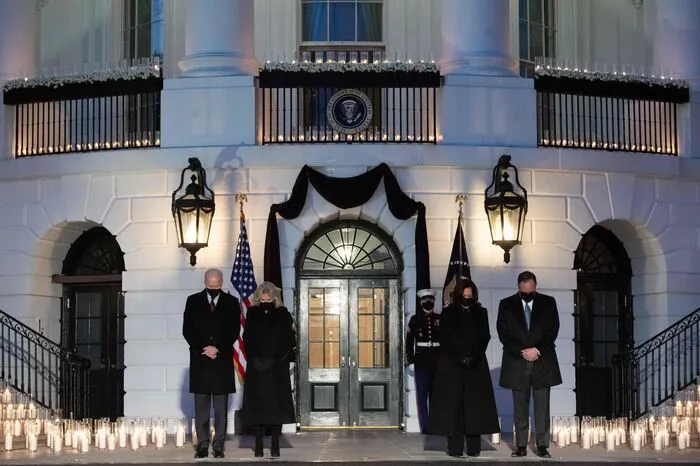 Neben Biden verbeugten sich First Lady Jill, Vizepräsidentin Kamala Harris und ihr Mann Douglas Emhoff.