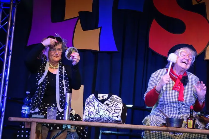 Helga Lusar und Traudl Stopper - mit 79 Jahren das älteste Mitglied unter den Akteuren - brachten die Zuschauer in der Nummer "Spieglein, Spieglein" zum Lachen.