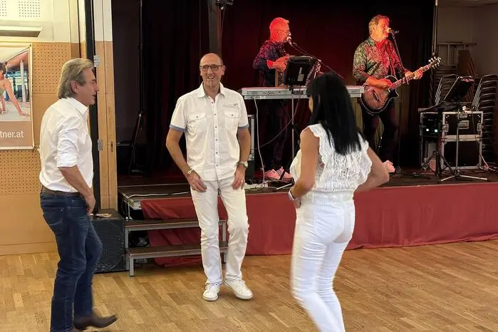 Die Jugend bewirtete die BesucherInnen mit herzhafter Kulinarik, selbstgemachter erfrischender Bowle und kühlen Getränken.