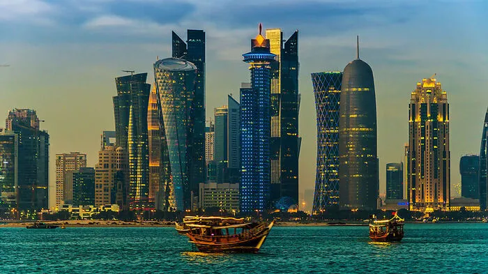In den letzten Jahren hat man in Doha eine beeindruckende Skyline förmlich aus dem Wüstensand gestampft: Der aktuell höchste Wolkenkratzer ist der Aspire Tower (300 m), auf 238 Meter erhebt sich der phallisch geformte Doha Tower. Markant sind auch der sanduhrförmige Tornado Tower oder gebogenen Doppeltürme der Katara Towers.