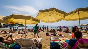 Summer on the beach in Split People enjoy swimming and sunbathing on the beach Bacvice in Split, Croatia on August 22, 2024. PUBLICATIONxNOTxINxFRAxCROxBIHxSRBxMNExSLO ZvonimirxBarisin/PIXSELL