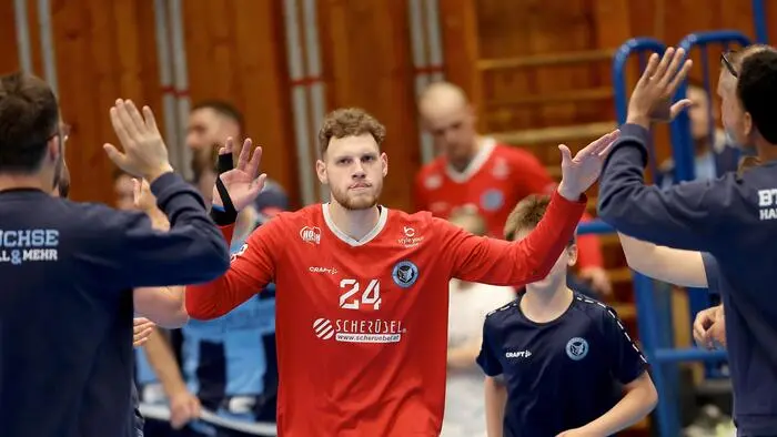 Eine Wand im Tor der BT Füchse: Julian Mitterdorfer