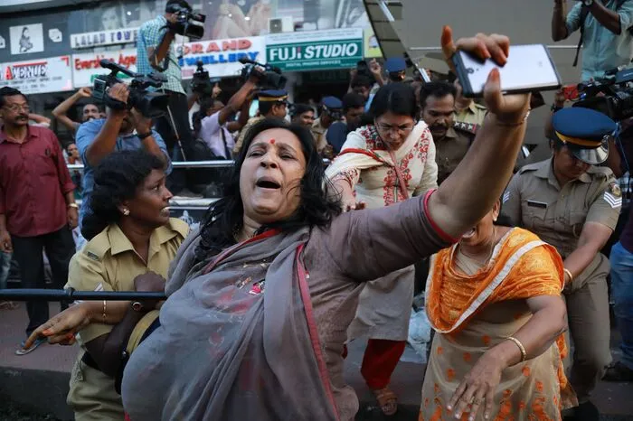 Frauenaktivistinnen versuchten immer wieder vergeblich, zu dem Schrein für den Gott Ayyappa zu gelangen. Sie wurden jedoch stets von Hindu-Traditionalisten, darunter auch Frauen, abgehalten.