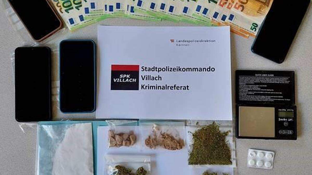 Die sichergestellten Drogen, Handys und Geldscheine