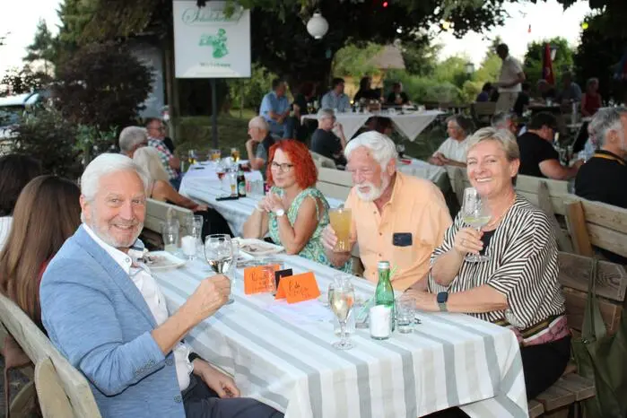 Im Rahmen des diesjährigen Sommerfestivals begeisterten die Musiker der Country-, Rock-, Blues- und Funkband das Publikum und bewiesen mit beeindruckenden Solopartien ihr großes Können auf ihren Instrumenten.