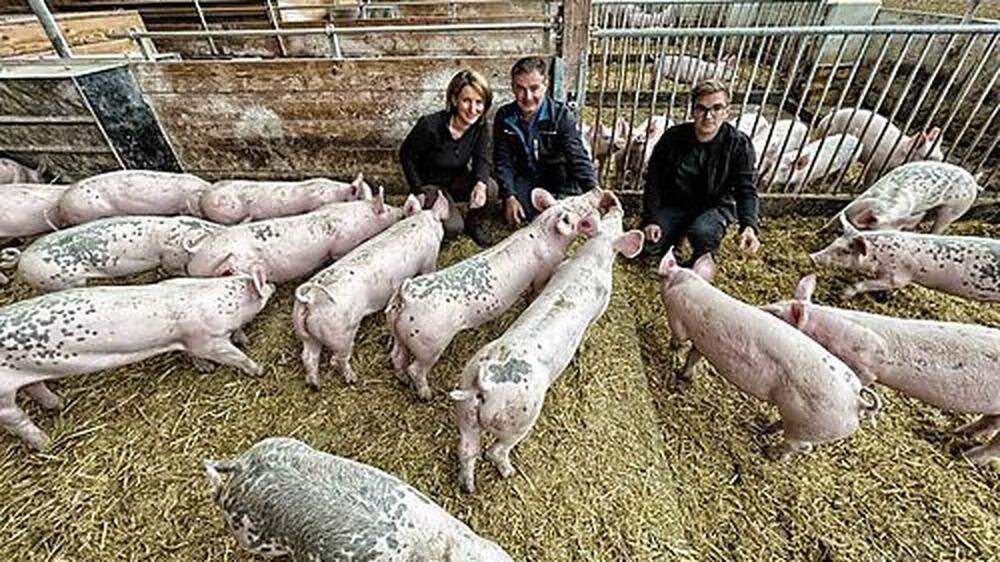 Manuela, Josef und Sebastian Prasser wurden für artgerechte Schweinehaltung ausgezeichnet