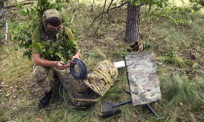 Ukrainischer Soldat baut Starlink-Terminal auf