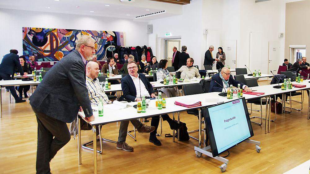 Ratlose Gemeinderäte nach dem Auszug der FPÖ und dem Abbruch der Sitzung